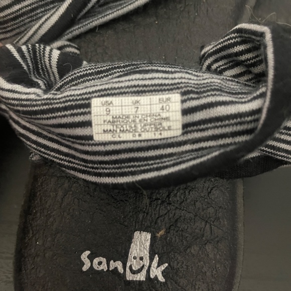 Sanuuk 9‎ Black Gray Sandals - Picture 5 of 6